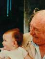 Biografia: Grabiel con su nieta  Livia Múgica