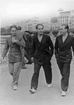 Paco Tuero, Joaquín Gurruchaga, y Gabriel Celaya. San Sebastián.