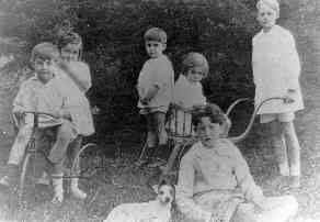 Gabriel Celaya (sentado en primer término), su primo Ohlson (de pie) y unas primas.