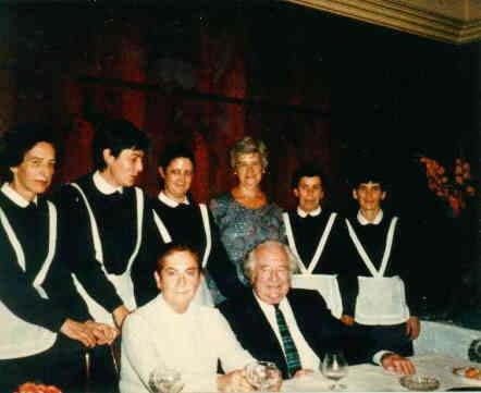 Celebración de la boda de Gabriel Celaya y Amparitxu Gastón. Casa Nicolasa, San Sebastián, 1982.